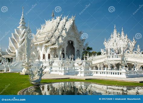  Wat Rong Khun: Taivaallinen Temppelisaade Unelmien Maailmassa!