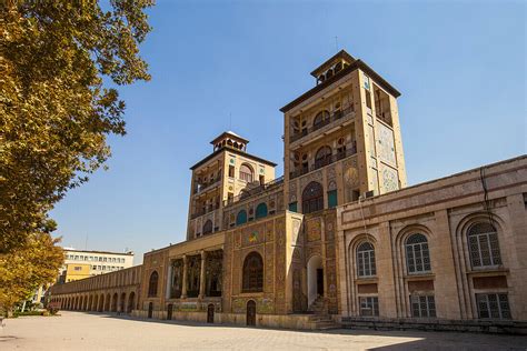  Golestan Palace: Lumoava 1900-luvun Persialaistyylinen Arkkitehtuuri Teheranin Sydämessä!