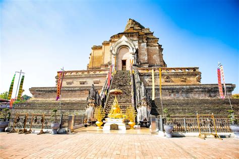  Wat Chedi Luang: Unsealing Ancient Secrets Beneath a Majestic Crumbling Spire!